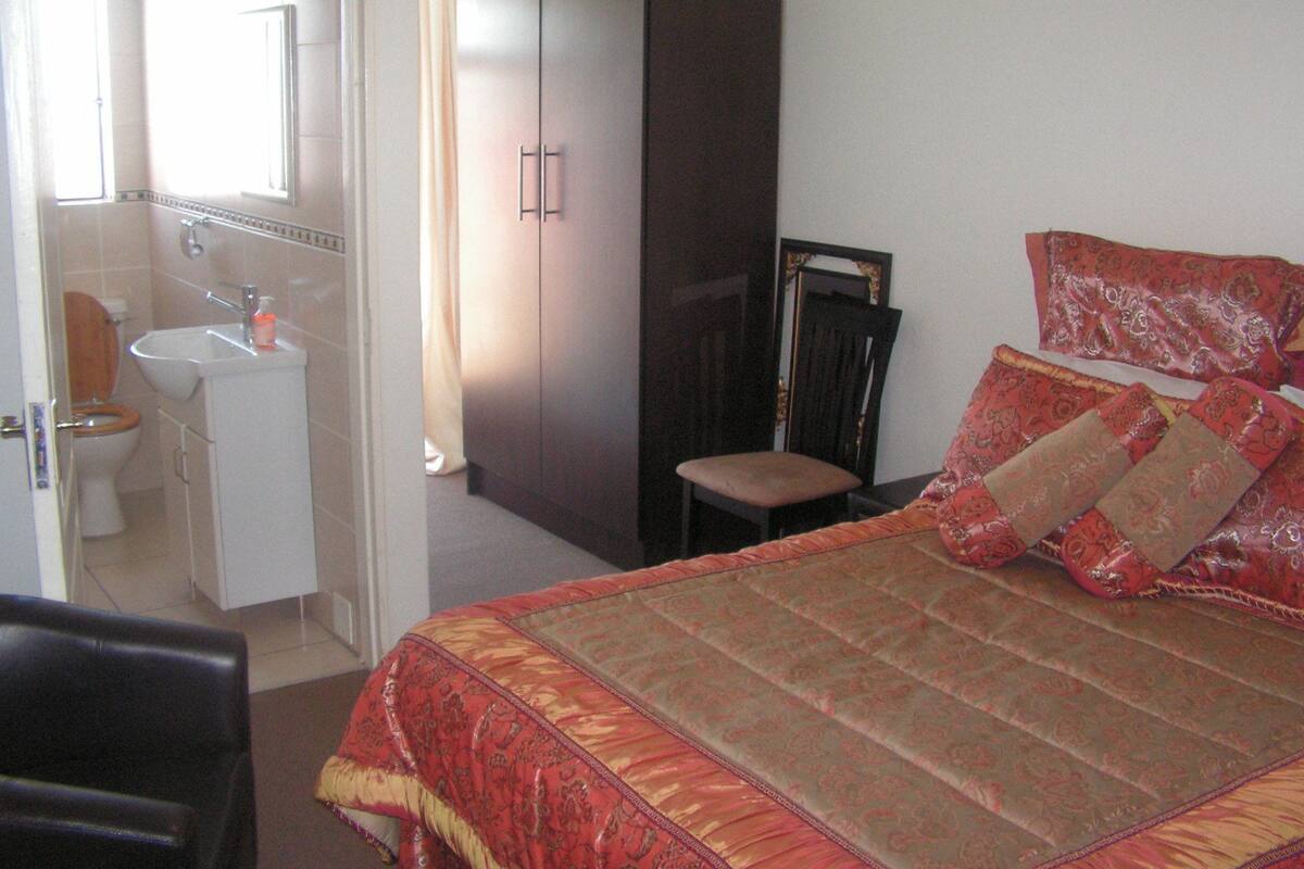 Habitación económica doble, 1 cama doble, vistas a la piscina | 10 dormitorios, escritorio, tabla de planchar con plancha
