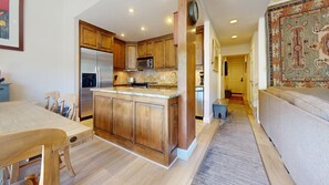 Condo, 3 Bedroom 3 Bath | Dapur peribadi | Peti sejuk/penyejuk beku saiz penuh, ketuhar gelombang mikro, ketuhar 