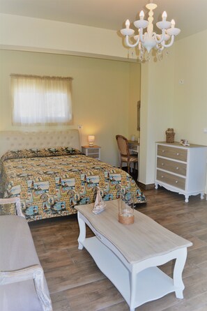 Suite | In-room safe, iron/ironing board, free WiFi