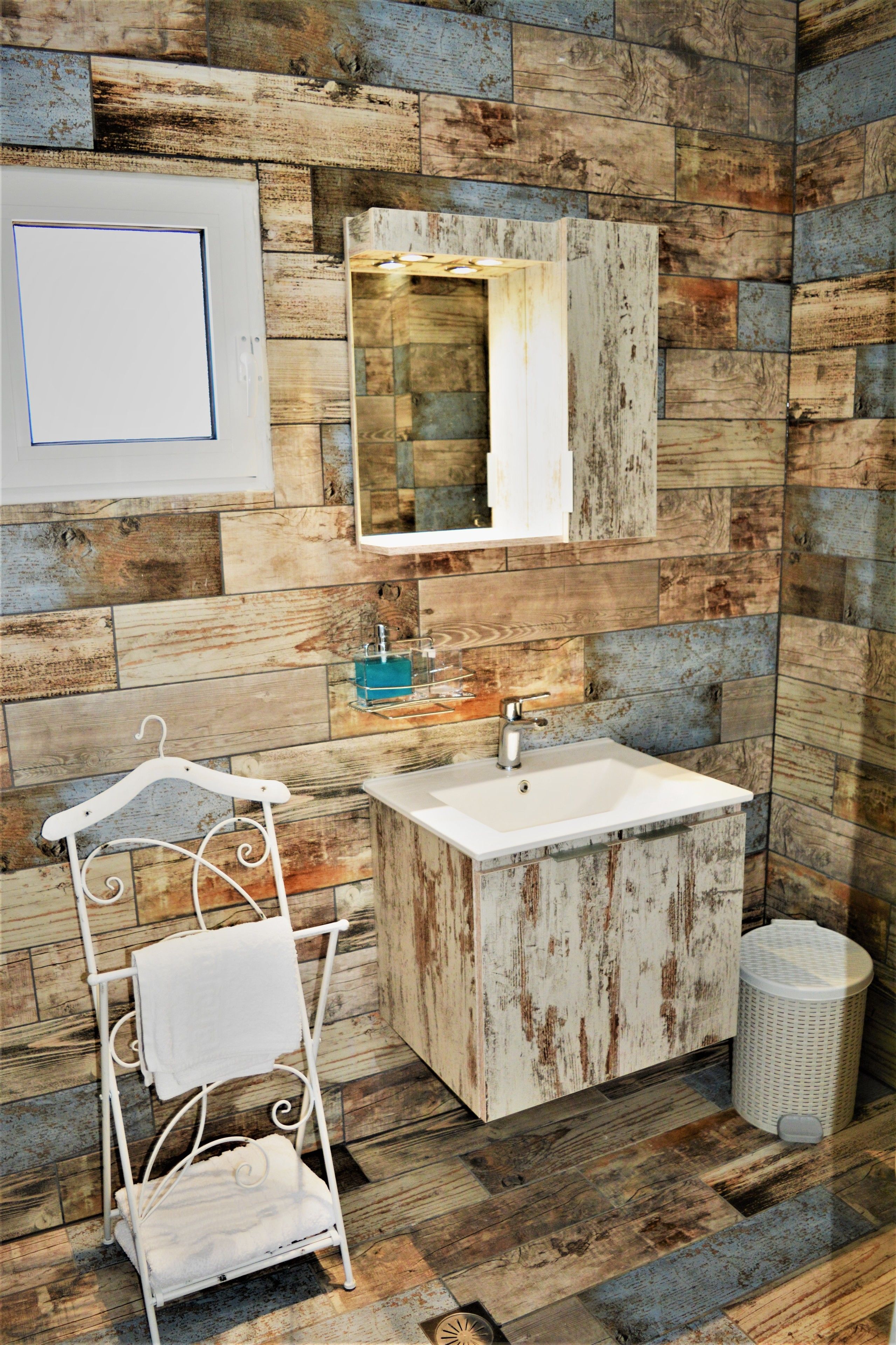 suite | bathroom | shower, hair dryer, slippers, towels