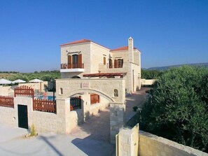 Front of property - Alkionis Beach Hotel Apartments (Rethymnon)