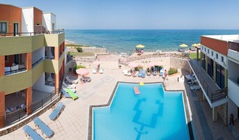 Outdoor pool, pool umbrellas, sun loungers