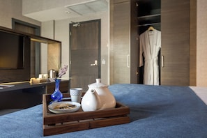 A hotel room with a bed, a wooden tray with a teapot, cups, and a plate of food. - Lampa Design Hotel - Special Class (Istanbul)
