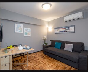 Dobbeltrom for 1 person – familie, 2 soverom, tekjøkken, anneks | Oppholdsrom | En 30-tommers LCD-TV med Parabol-TV samt TV