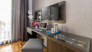 Habitación Confort | Caja de seguridad en la habitación y escritorio