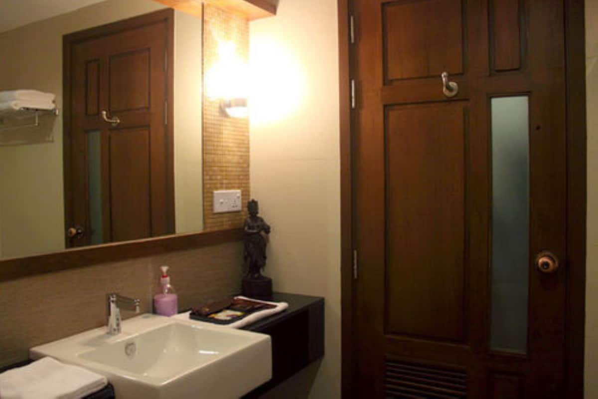 standard room | bathroom sink