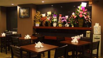 供應早餐、午餐、晚餐;多國菜