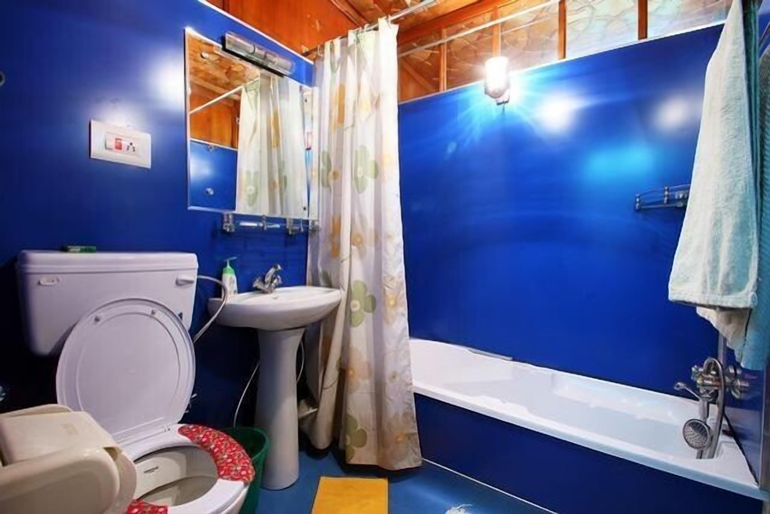 Un baño con inodoro, lavamanos y bañera.