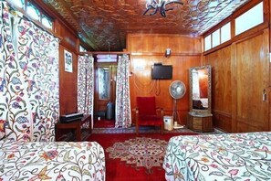 2 bedrooms, premium bedding, in-room safe, desk - Lily of Nageen (Srinagar)