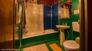 Ducha, secador de pelo, batas, pantuflas