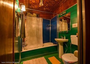 Pancuran mandi, pengering rambut, jubah mandi, selipar 