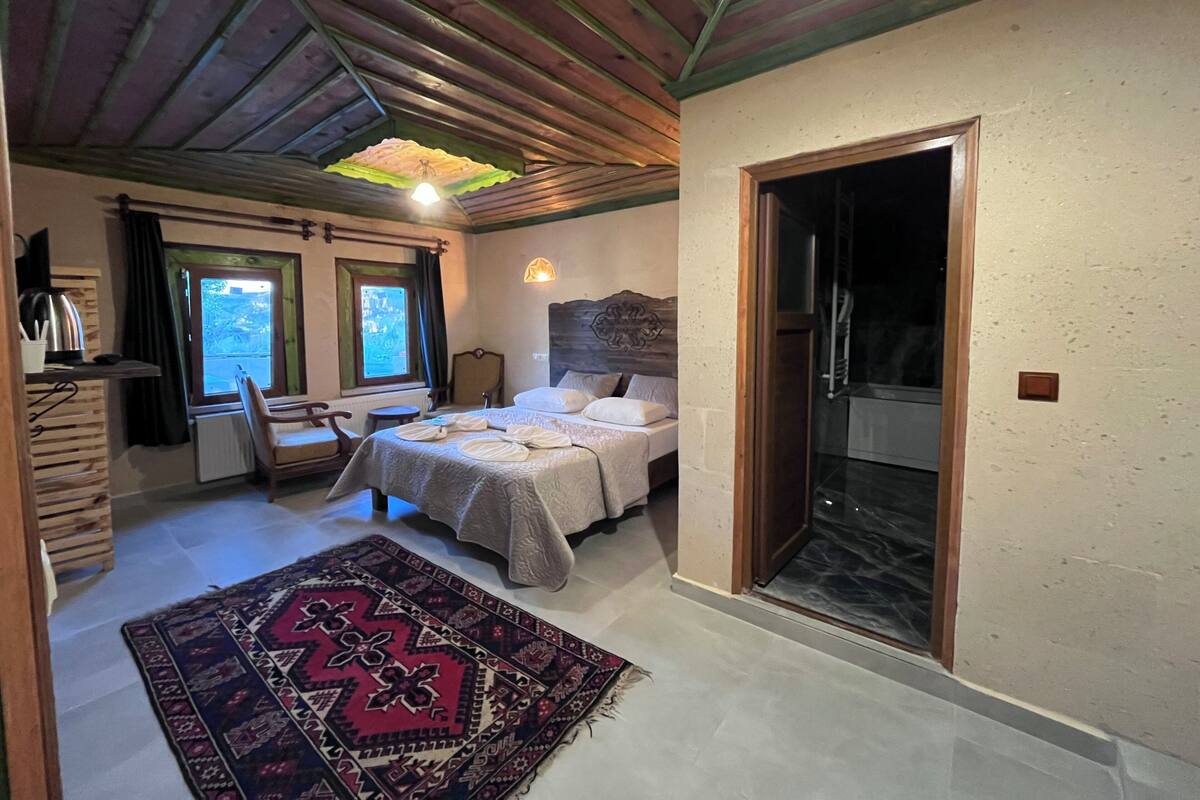 Basic Double Room, Non Smoking, Hot Tub | Peralatan tempat tidur premium, peti besi dalam bilik, kalis bunyi 