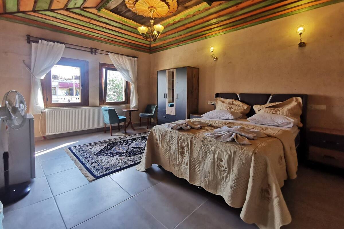 Deluxe Double Room, Hot Tub, City View | Peralatan tempat tidur premium, peti besi dalam bilik, kalis bunyi 