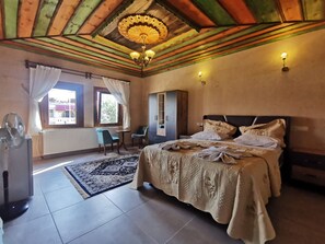 Quarto casal luxo | Roupas de cama premium, frigobar, cofres nos quartos