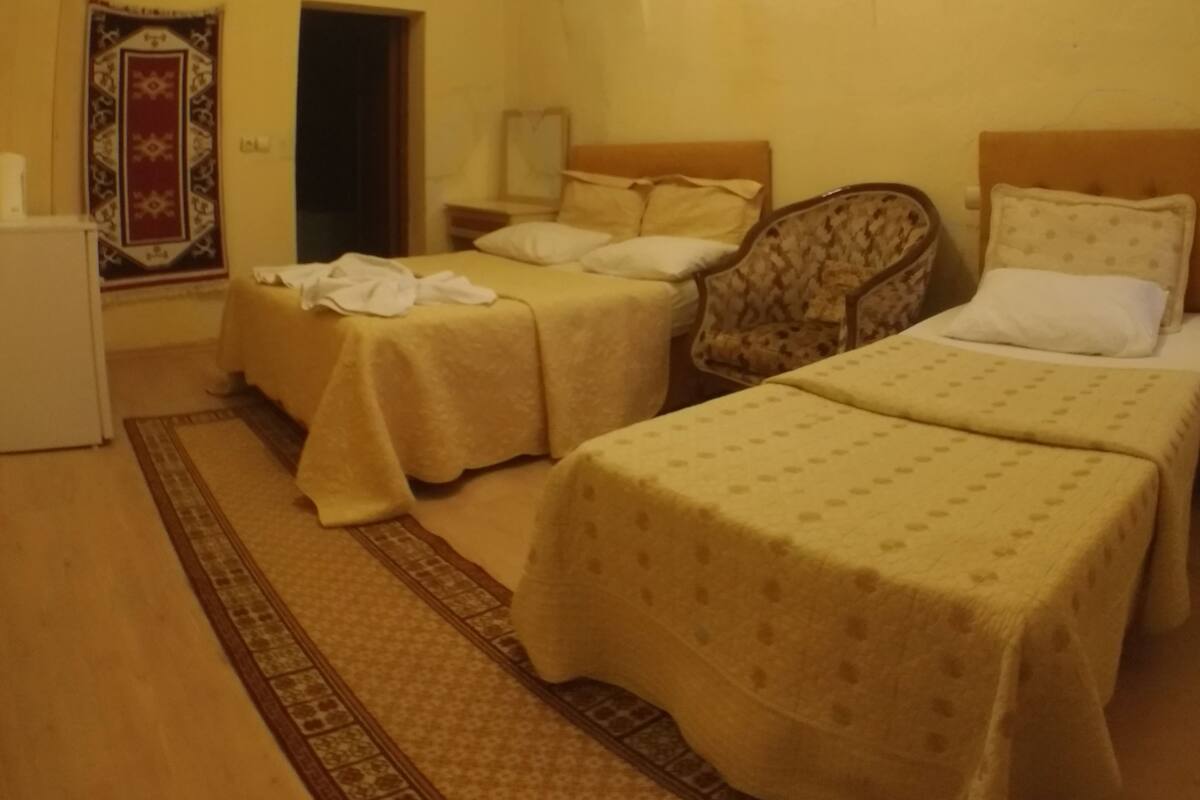 Suite, Non Smoking, Hot Tub (For 3) | Peralatan tempat tidur premium, peti besi dalam bilik, kalis bunyi 