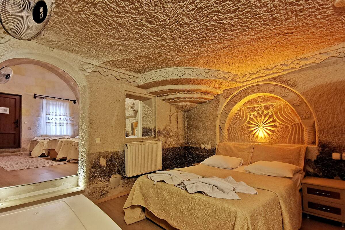 Suite, Hot Tub, Courtyard View (For 5) | Peralatan tempat tidur premium, peti besi dalam bilik, kalis bunyi 