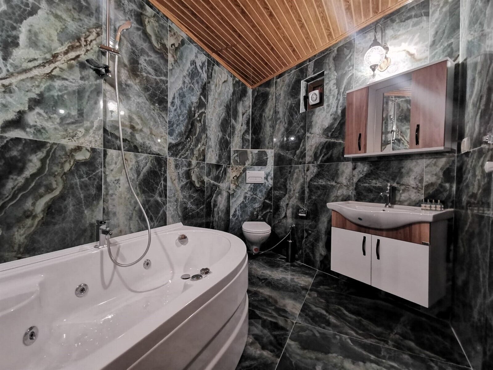 Un baño moderno con una bañera independiente, un lavamanos y un inodoro.
