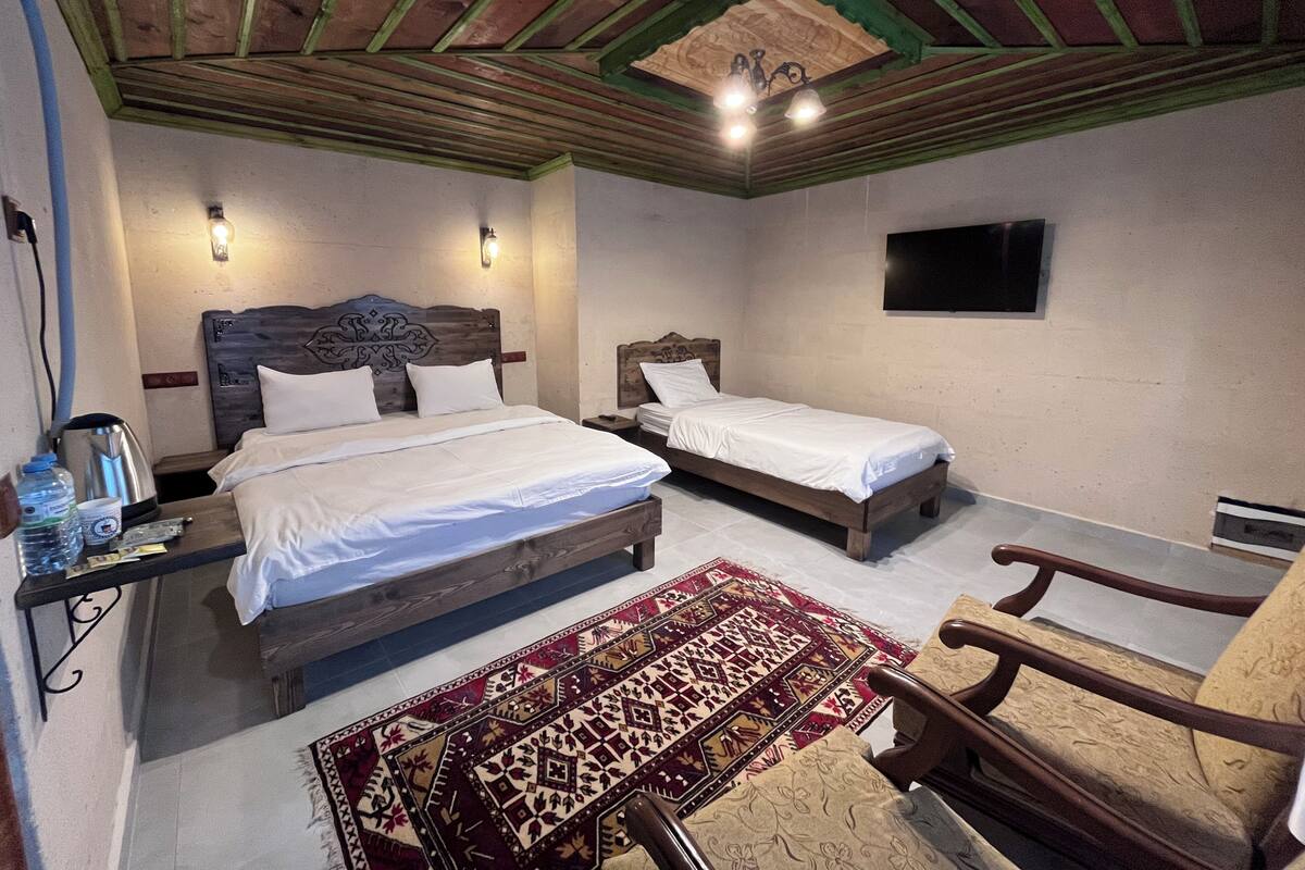 Comfort Triple Room, Non Smoking, Hot Tub | Peralatan tempat tidur premium, peti besi dalam bilik, kalis bunyi 