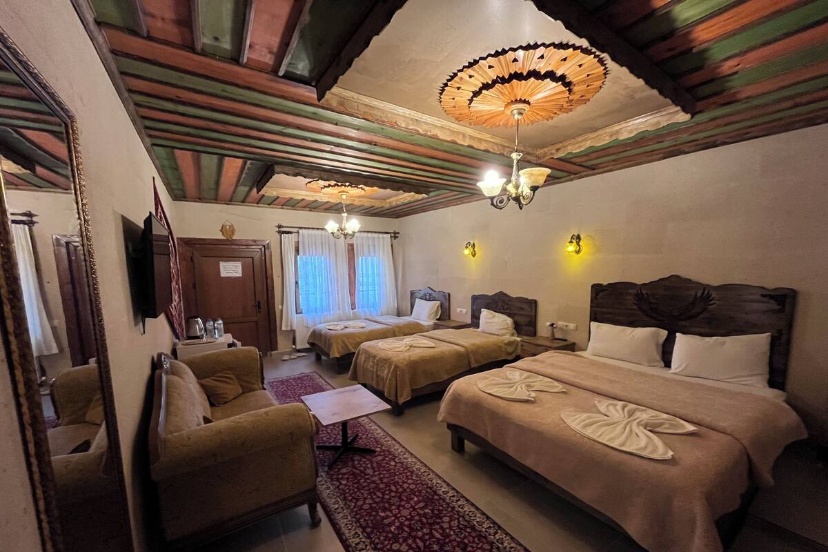 Family Quadruple Room, Non Smoking, Hot Tub | Peralatan tempat tidur premium, peti besi dalam bilik, kalis bunyi 