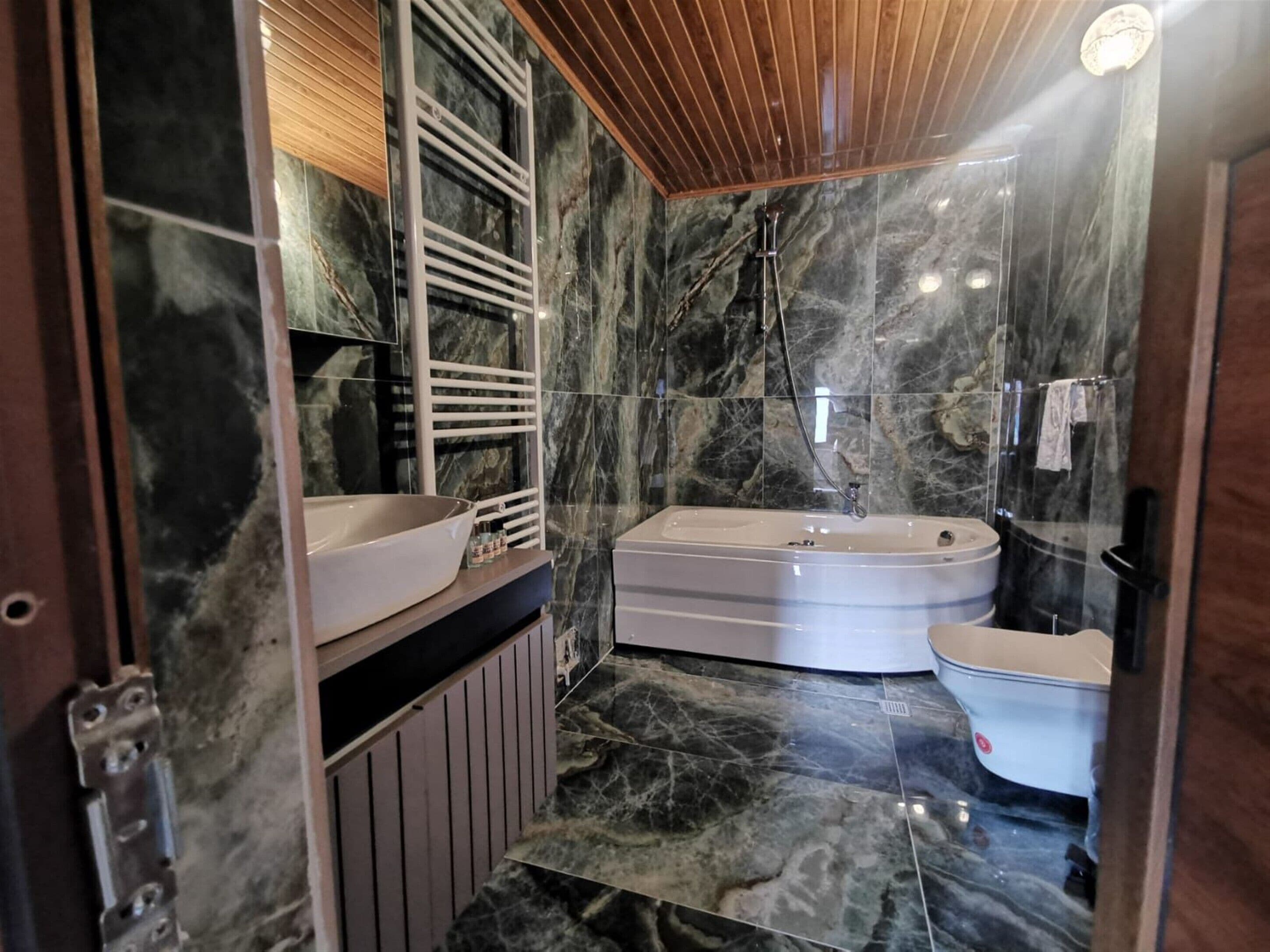 Deluxe Double Room, Hot Tub, City View | Bathroom | Free toiletries, hair dryer, slippers, towels