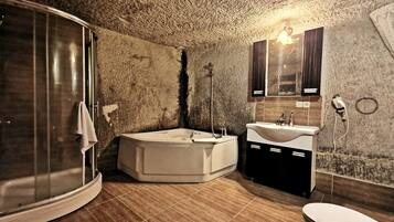 Suite, Hot Tub, Courtyard View (For 2) | Bathroom | Free toiletries, hair dryer, slippers, towels
