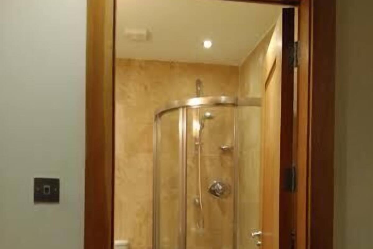 Shower, free toiletries, towels