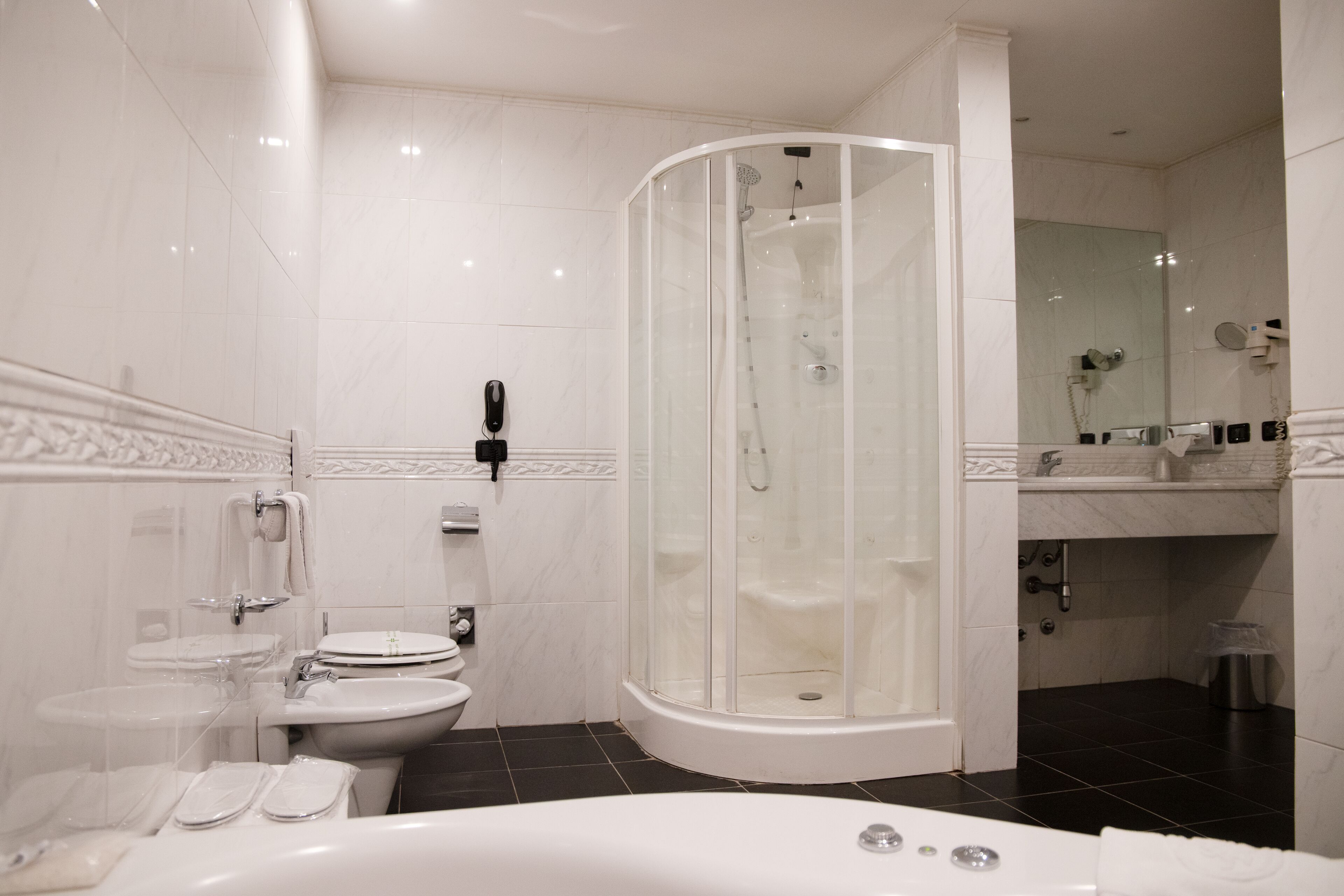 suite con vasca doppia idromassaggio | bathroom | combined shower/bathtub, free toiletries, bidet, towels