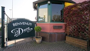 A sign reading "BENVENUTI del Duca" with a small potted plant in front. - Hotel Motel Del Duca (Cava Manara)