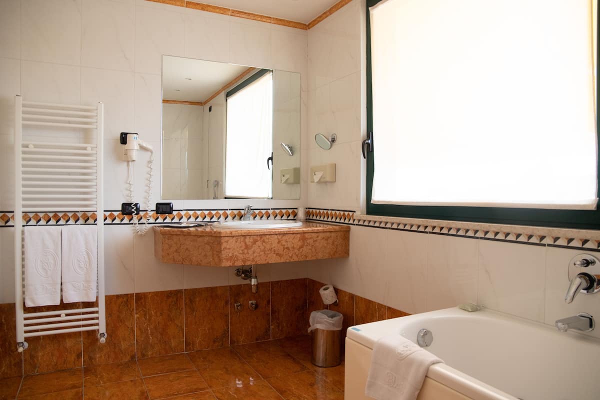 junior suite con terrazzo privato | bathroom | combined shower/bathtub, free toiletries, bidet, towels