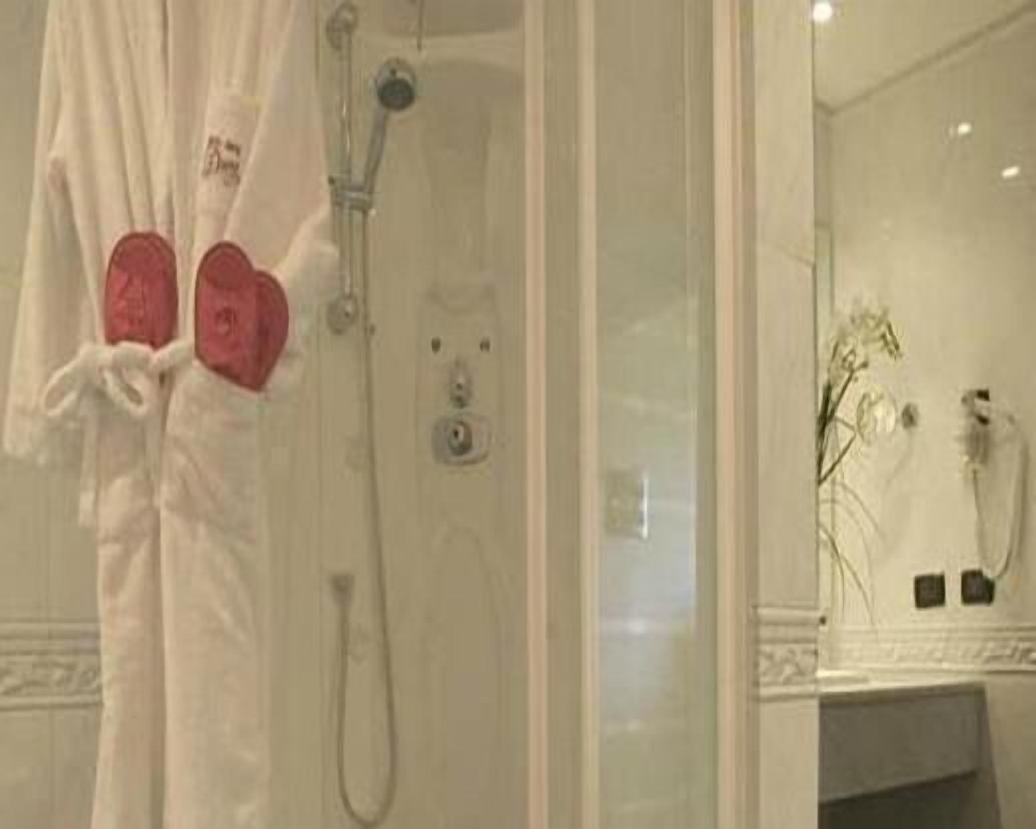 suite con vasca doppia idromassaggio | bathroom | combined shower/bathtub, free toiletries, bidet, towels