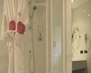 Suite con vasca doppia idromassaggio | Bathroom | Combined shower/tub, free toiletries, bidet, towels