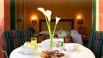 Colazione continentale, servita tutte le mattine (10 EUR a persona)