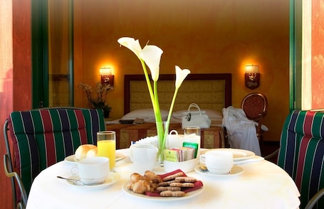 Daily continental breakfast (EUR 10 per person)
