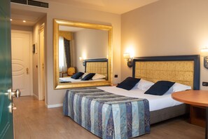 Ropa de cama de alta calidad, minibar, escritorio y cortinas blackout 