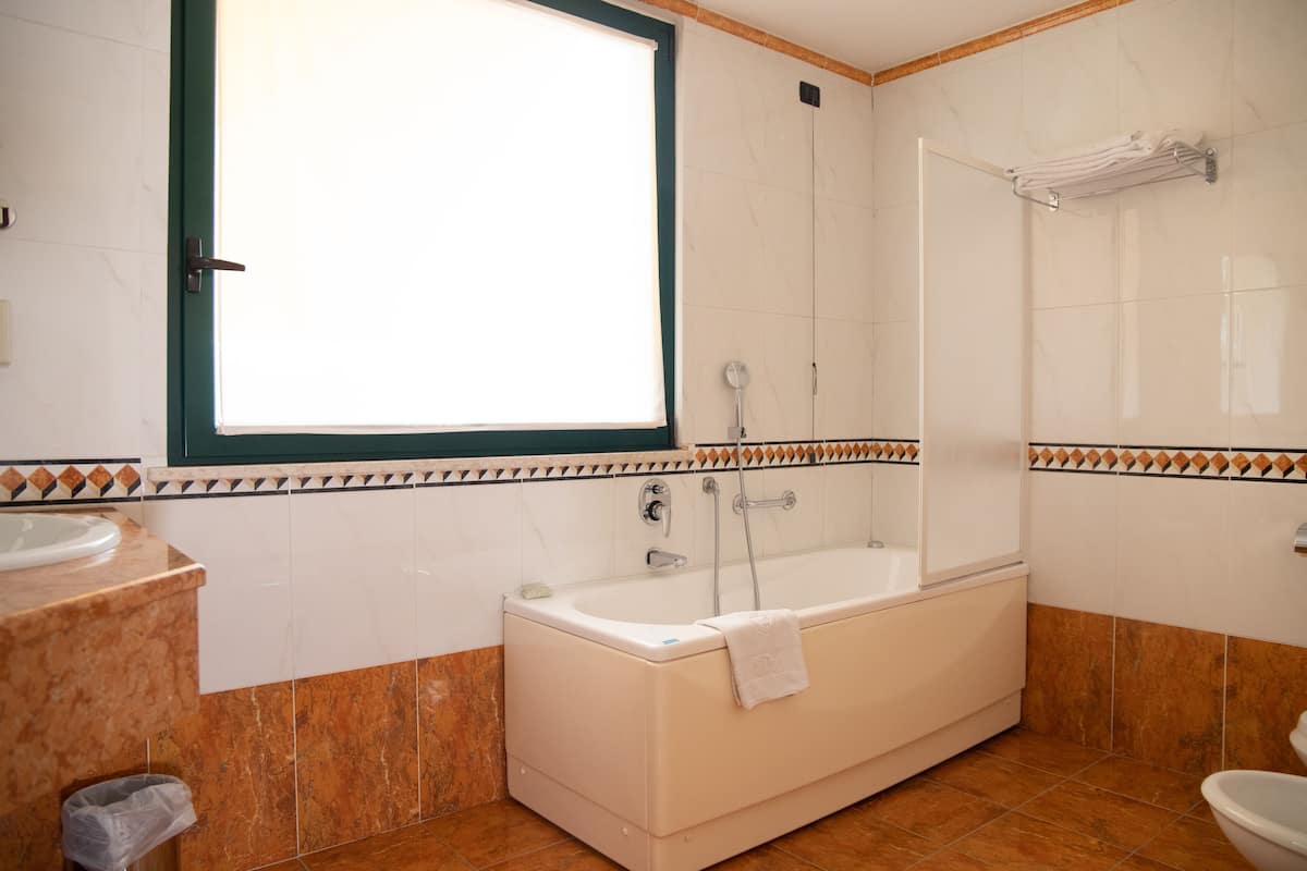 junior suite con terrazzo privato | bathroom | combined shower/bathtub, free toiletries, bidet, towels