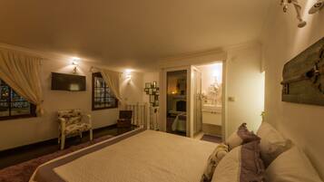 Egyptian cotton sheets, premium bedding, in-room safe, desk