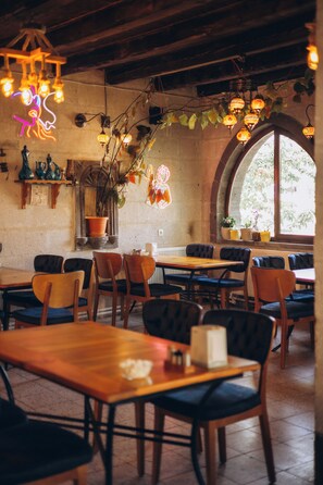 Buffet déjeuner gratuit tous les jours