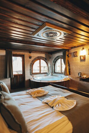 Exclusieve tweepersoonskamer | Luxe beddengoed, een minibar, een kluis op de kamer, geluiddichte muren