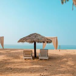 Aan een privéstrand, wit zand