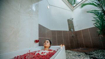 Luxury Ocean View | Kylpyhuone | Suihku, ilmaiset hygieniatuotteet, bidee, pyyhkeet