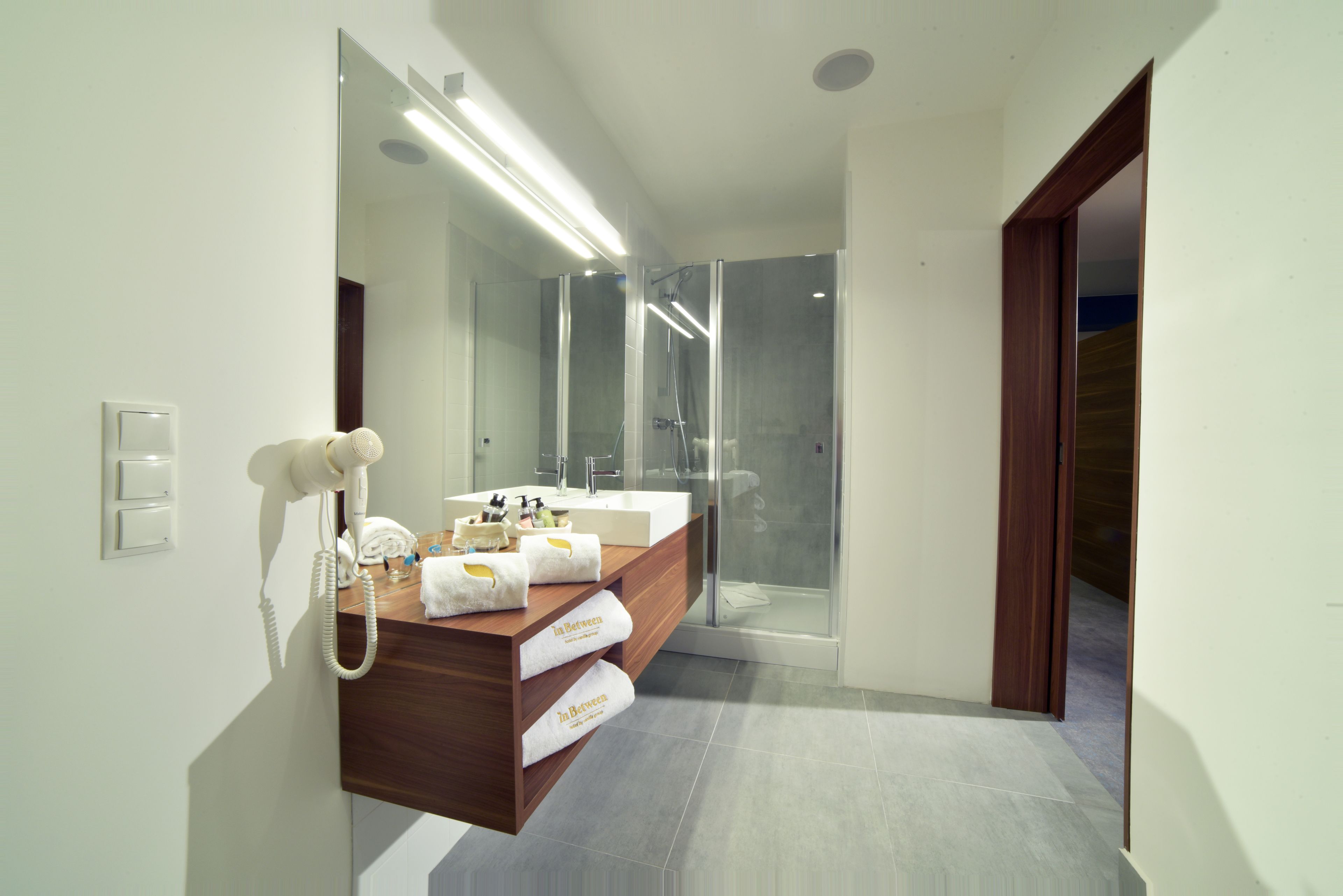 junior apartment | bathroom | shower, free toiletries, hair dryer