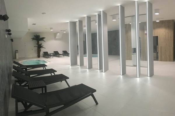 Una bañera de hidromasaje, baño turco, tratamientos corporales
