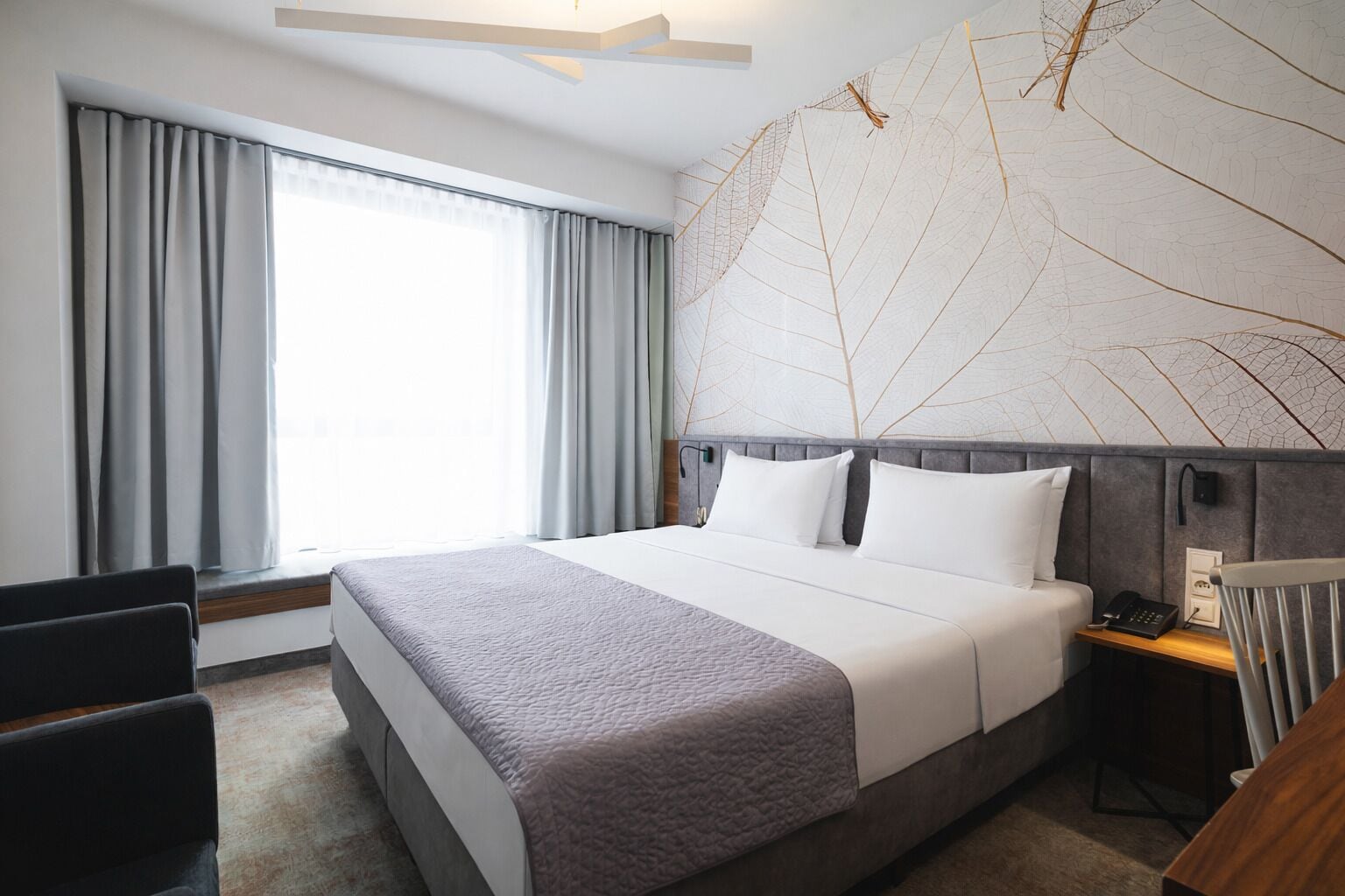 Quarto casal | Cofres nos quartos, escrivaninha, cortinas blackout