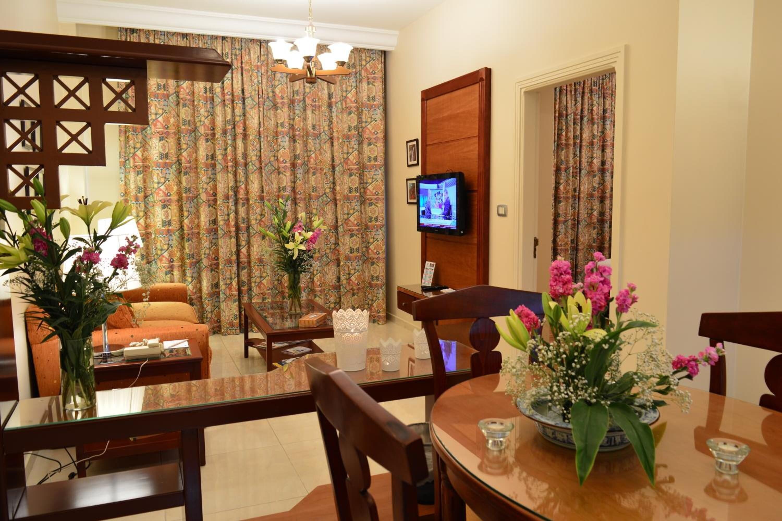 Photo - Comfort Hotel Suites