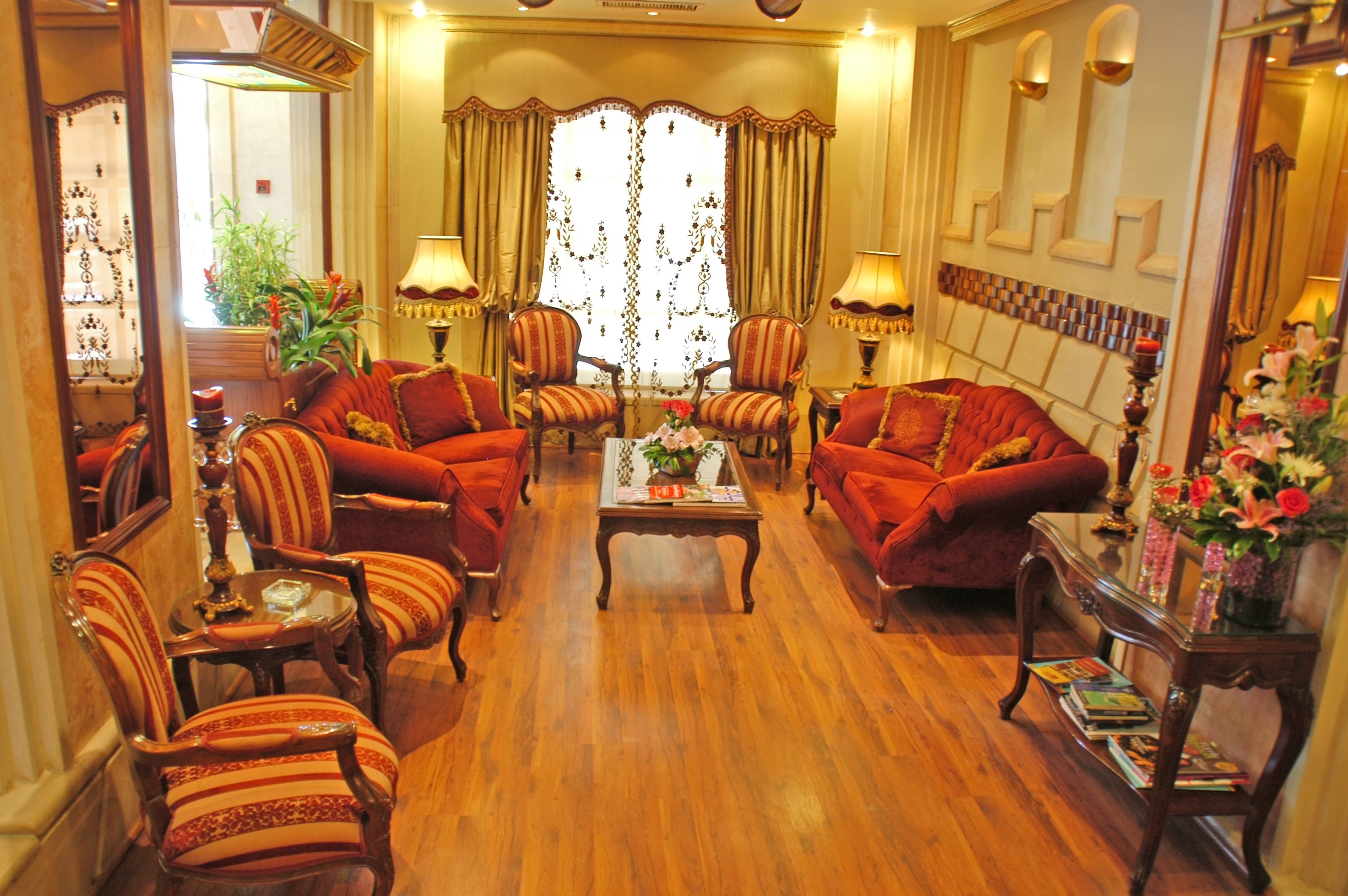 Photo - Comfort Hotel Suites