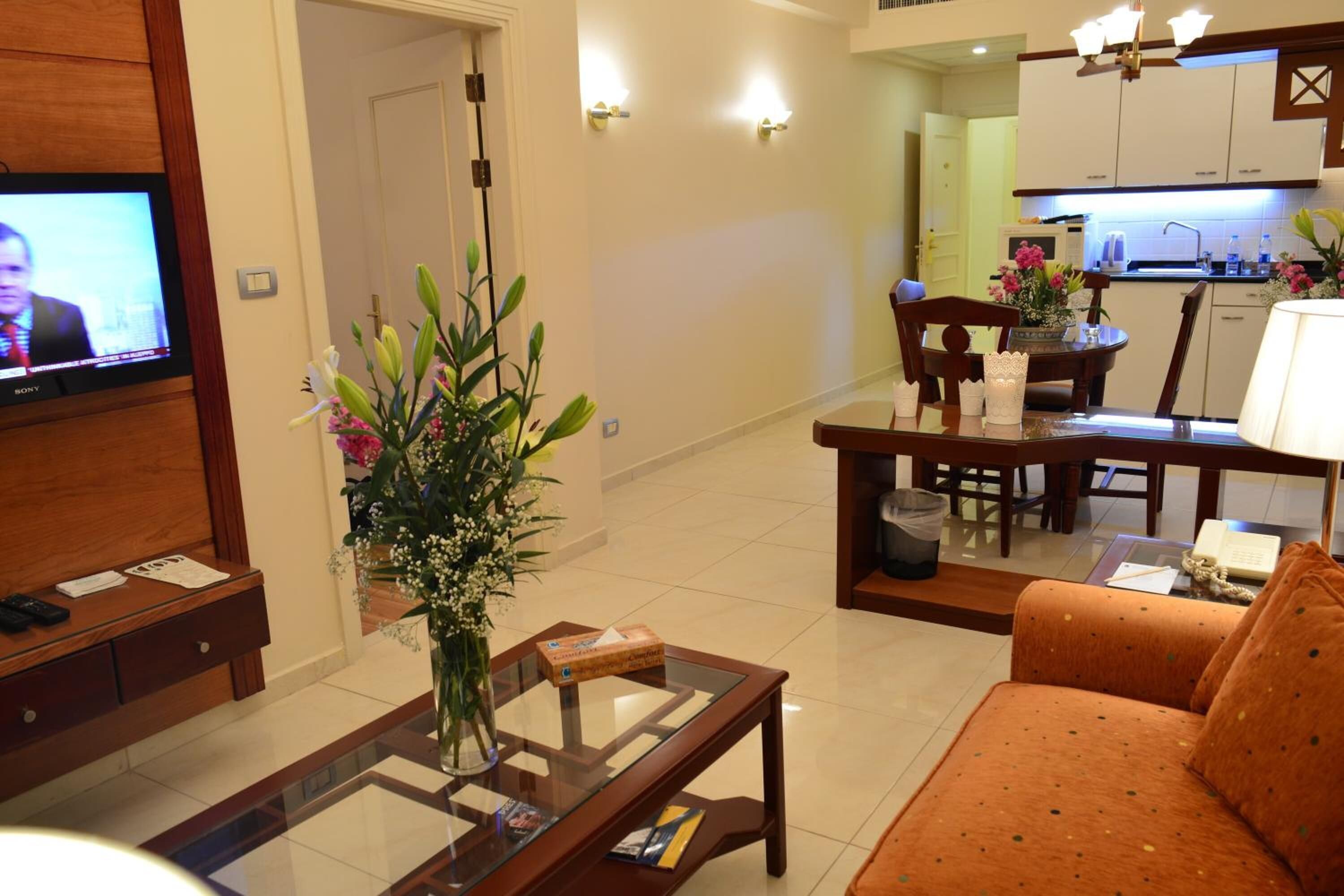 Photo - Comfort Hotel Suites