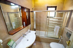 Luxury Suite | Bathroom | Hydromassage showerhead, free toiletries, hair dryer, bathrobes - Comfort Hotel Suites (Amman)