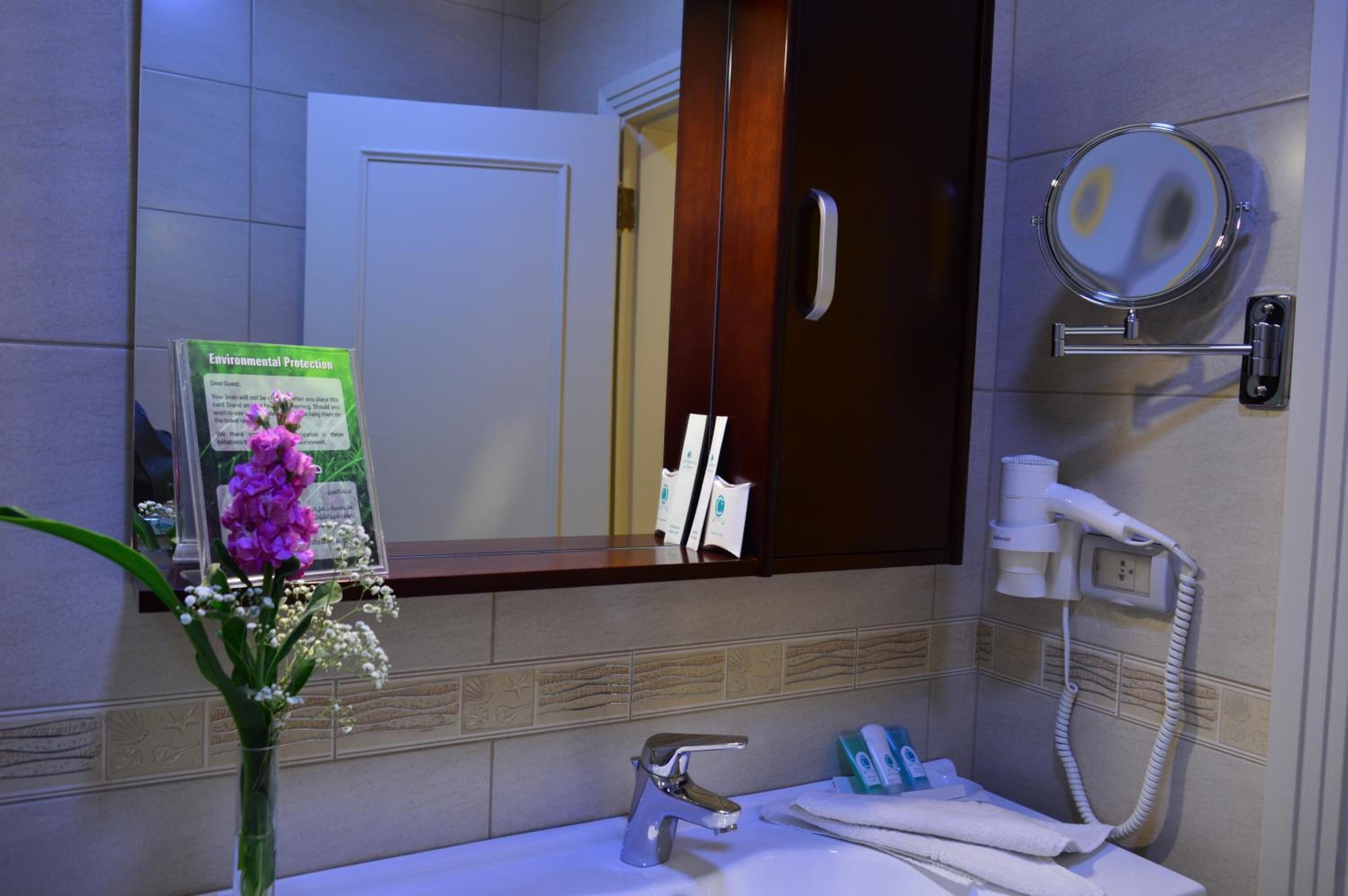 Photo - Comfort Hotel Suites