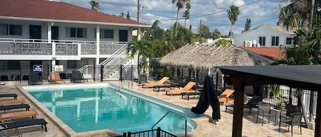 Piscine extérieure, parasols, chaises longues