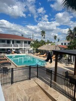 Piscina externa, guarda-sóis, espreguiçadeiras